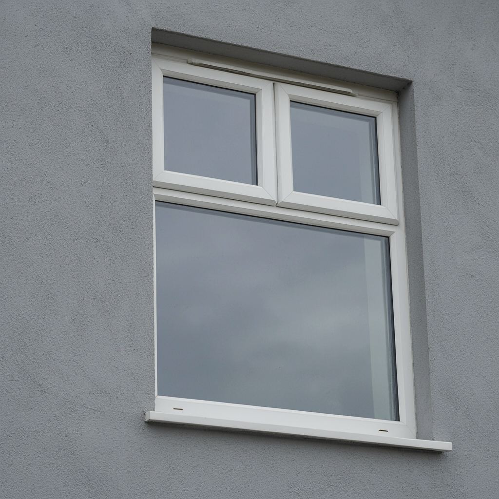 Close-up van een vast wit kunststof raampaneel met zichtbare isolatieglas afstandhouder