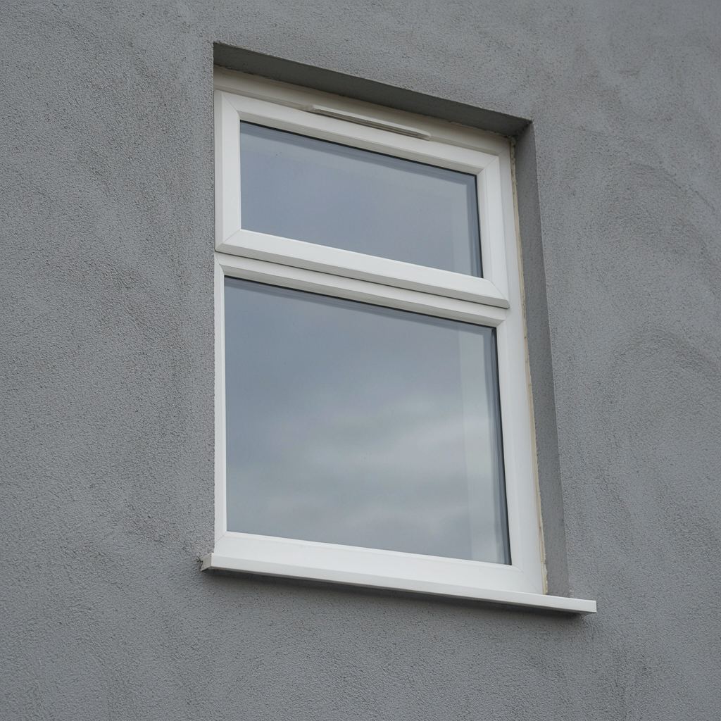 Close-up van een vast wit kunststof raampaneel met zichtbare isolatieglas afstandhouder