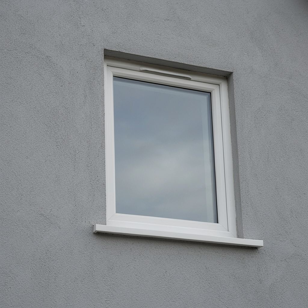 Detailfoto van een witte kunststof kozijnhoek met zichtbare dubbele kierdichting