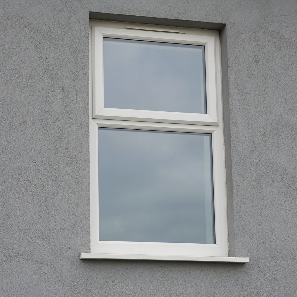 Detailfoto van een wit kunststof vast raamkozijn met warmte-isolerende glasrand zichtbaar in Capelle aan den IJssel