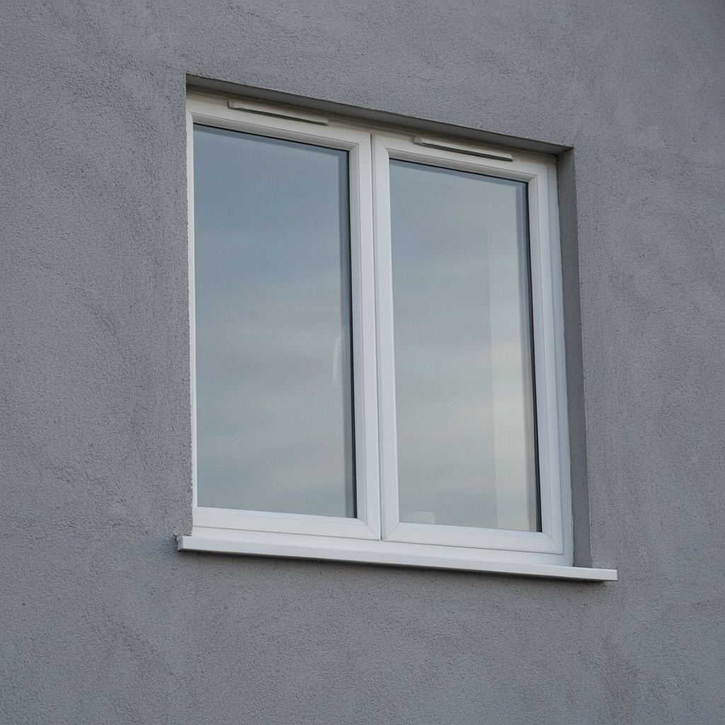 Detail van een wit kunststof kozijn met HR++ isolatieglas en smalle stijl