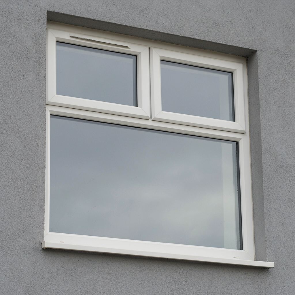 Macro-opname van wit kunststof vast raamdeel met thermische isolatieglas afstandhouder