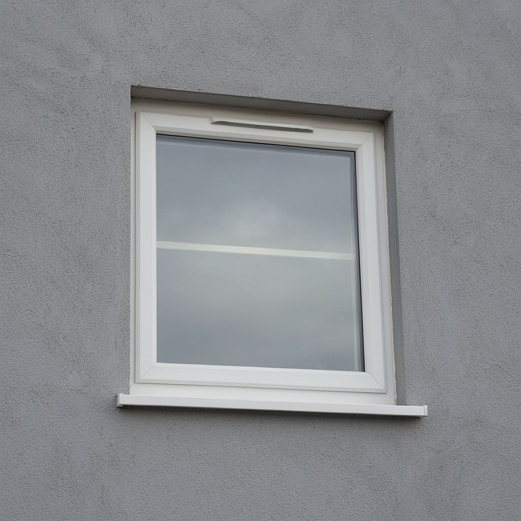 Detailopname van een wit kunststof kozijn met zichtbare isolerende dubbele beglazing