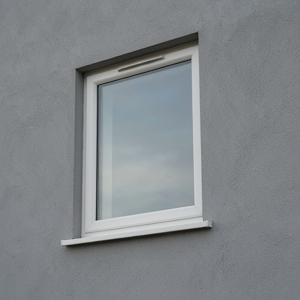 Detailopname van een wit kunststof kozijn met zichtbare warmte-reflecterende coating op het glas