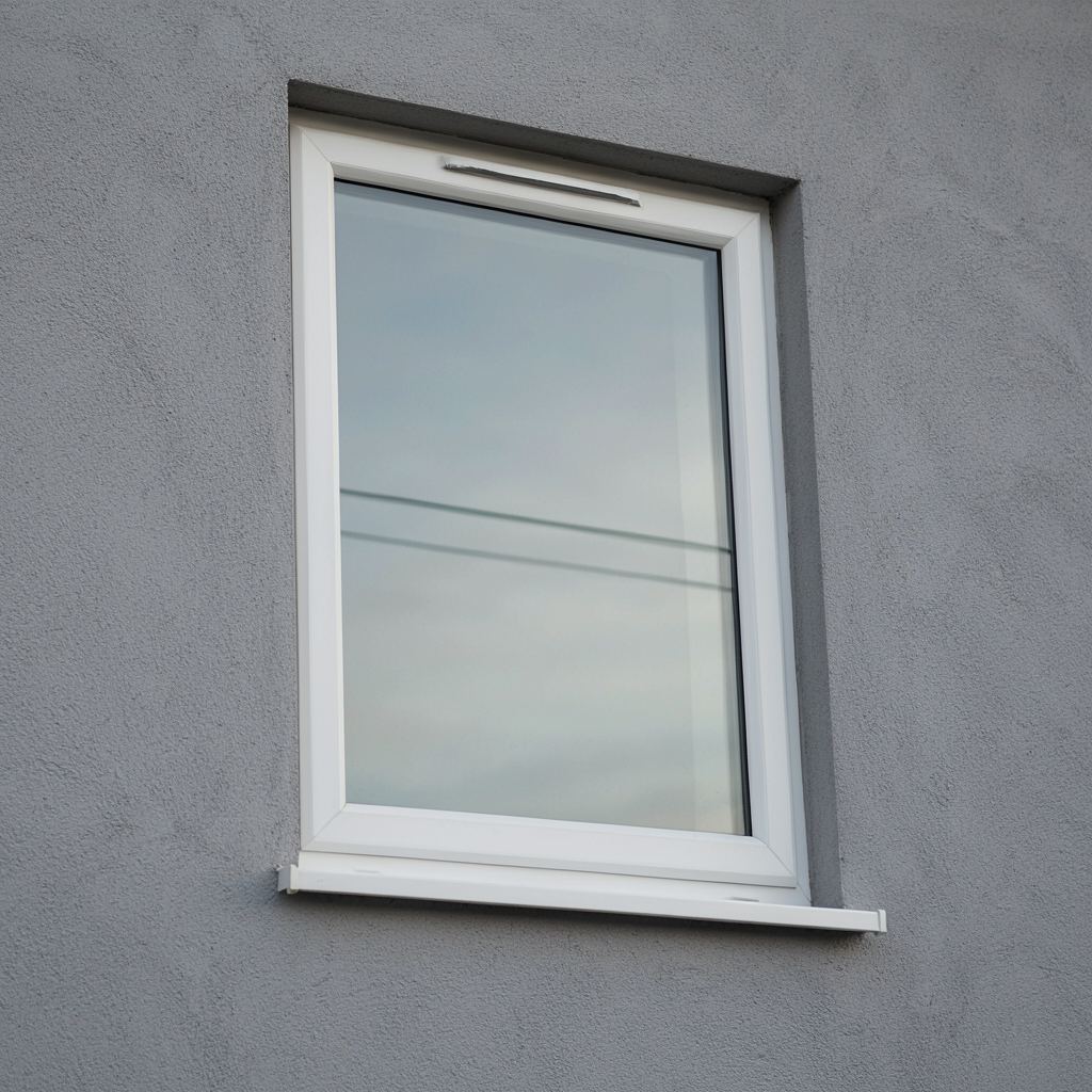 Close-up van een vast wit kunststof raampaneel met zichtbare isolatieglas afstandhouder